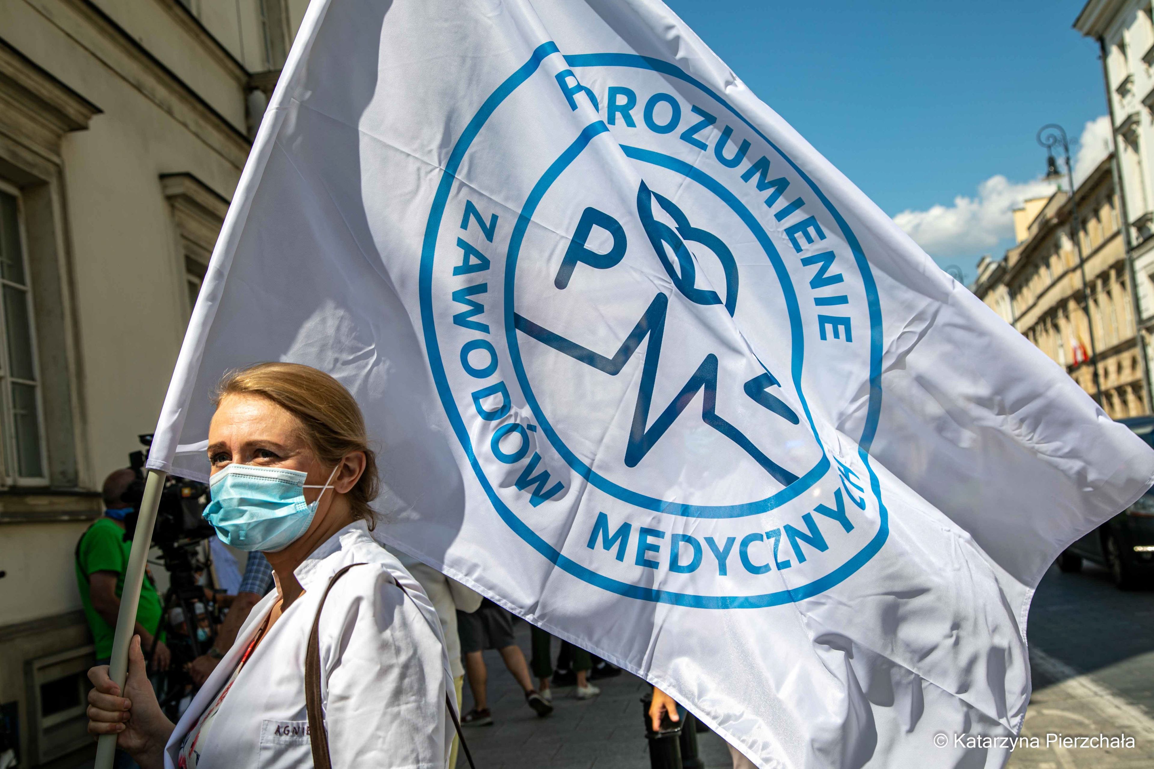 Warszawa, 8.08.2020. "Dajcie szansę pacjentom, nie związujcie rąk medykom". Protest przeciwko zaostrzeniu kar za popełnienie błędu medycznego