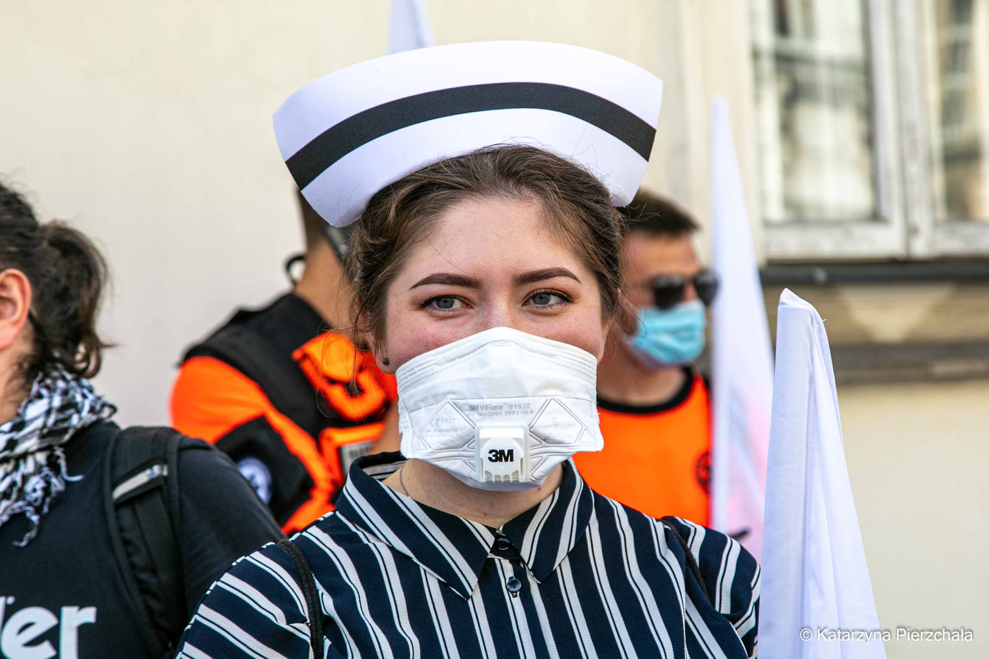Warszawa, 8.08.2020. "Dajcie szansę pacjentom, nie związujcie rąk medykom". Protest przeciwko zaostrzeniu kar za popełnienie błędu medycznego