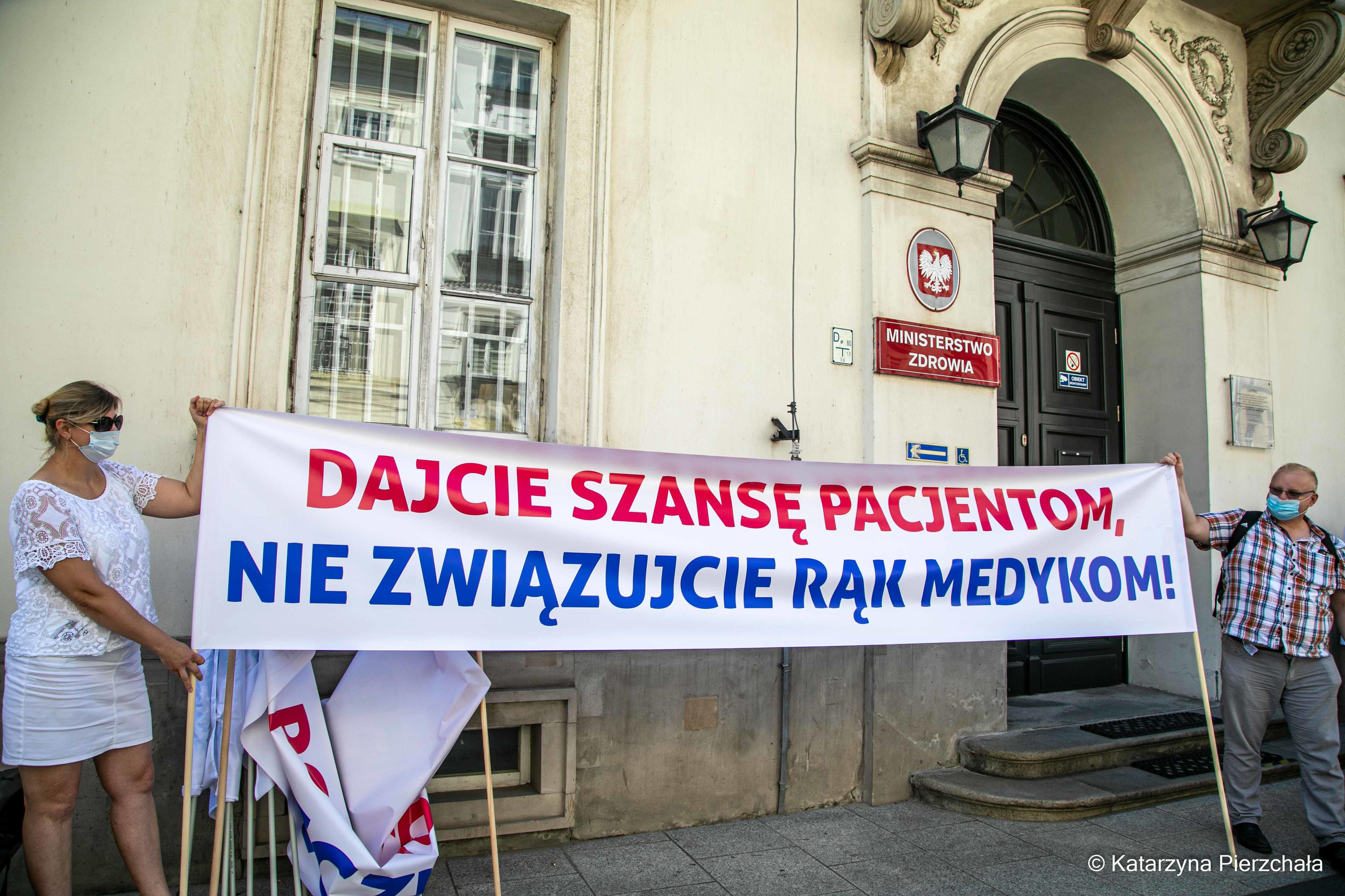 Warszawa, 8.08.2020. "Dajcie szansę pacjentom, nie związujcie rąk medykom". Protest przeciwko zaostrzeniu kar za popełnienie błędu medycznego