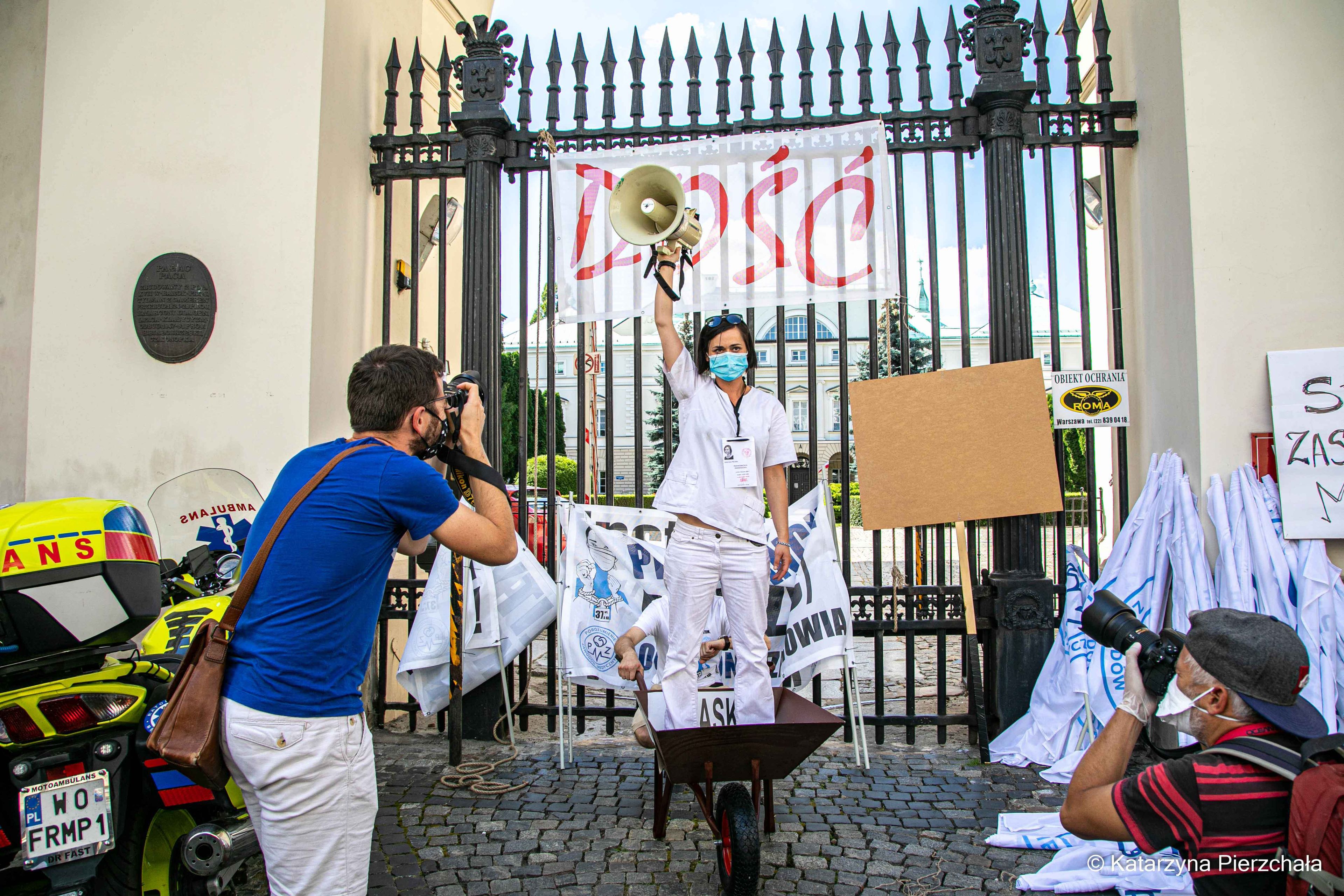 Warszawa, 8.08.2020. "Dajcie szansę pacjentom, nie związujcie rąk medykom". Protest przeciwko zaostrzeniu kar za popełnienie błędu medycznego