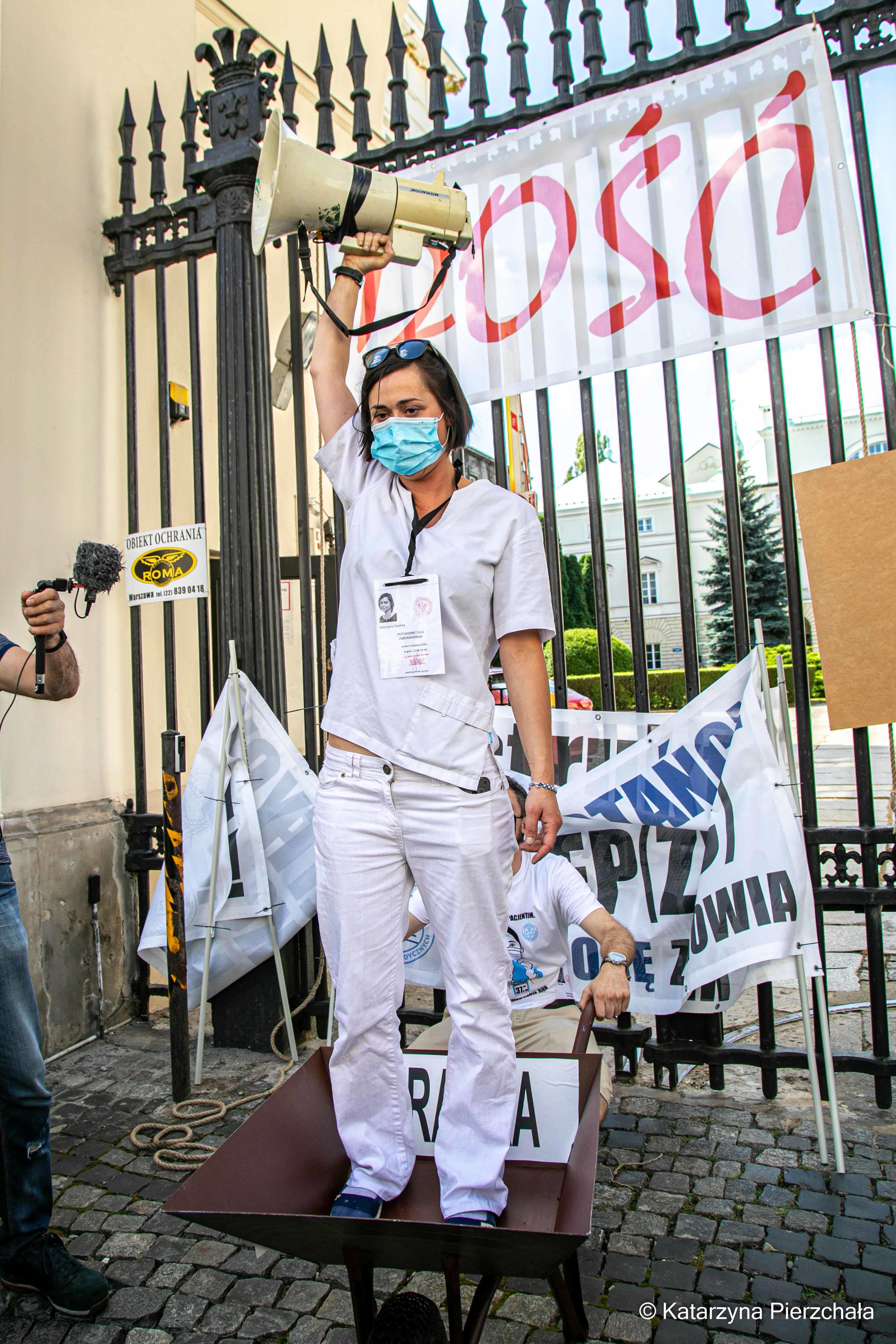 Warszawa, 8.08.2020. "Dajcie szansę pacjentom, nie związujcie rąk medykom". Protest przeciwko zaostrzeniu kar za popełnienie błędu medycznego