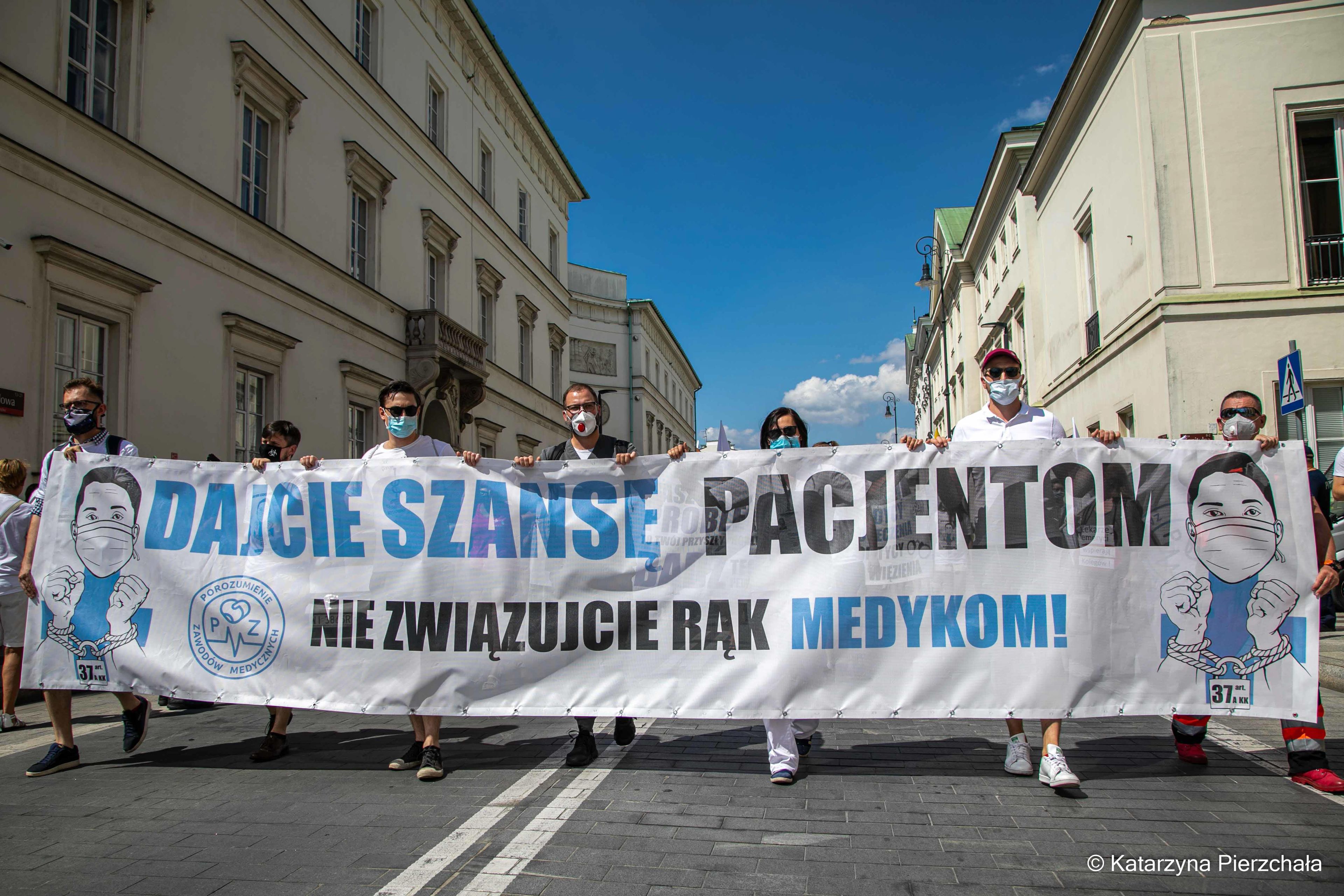 Warszawa, 8.08.2020. "Dajcie szansę pacjentom, nie związujcie rąk medykom". Protest przeciwko zaostrzeniu kar za popełnienie błędu medycznego