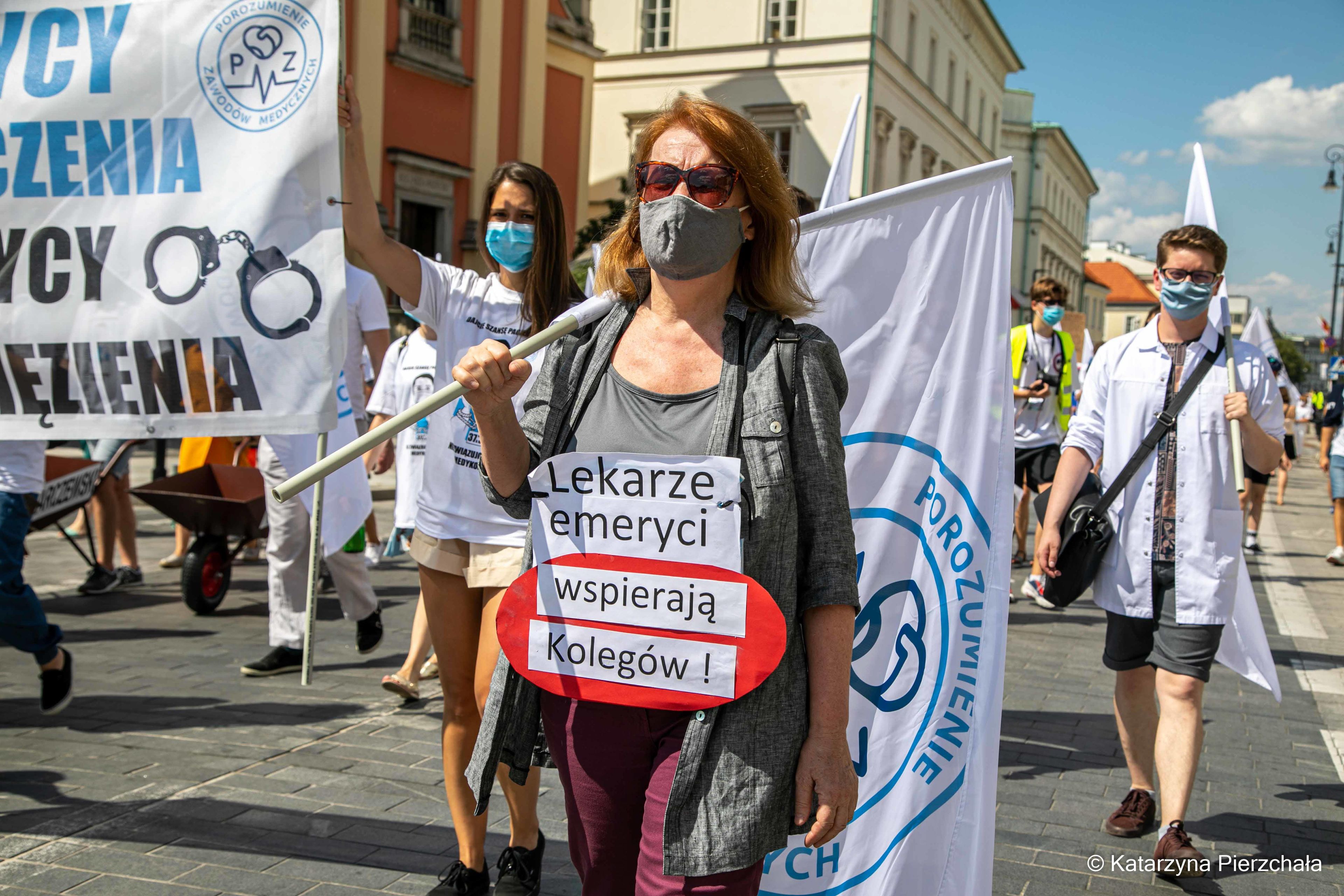 Warszawa, 8.08.2020. "Dajcie szansę pacjentom, nie związujcie rąk medykom". Protest przeciwko zaostrzeniu kar za popełnienie błędu medycznego