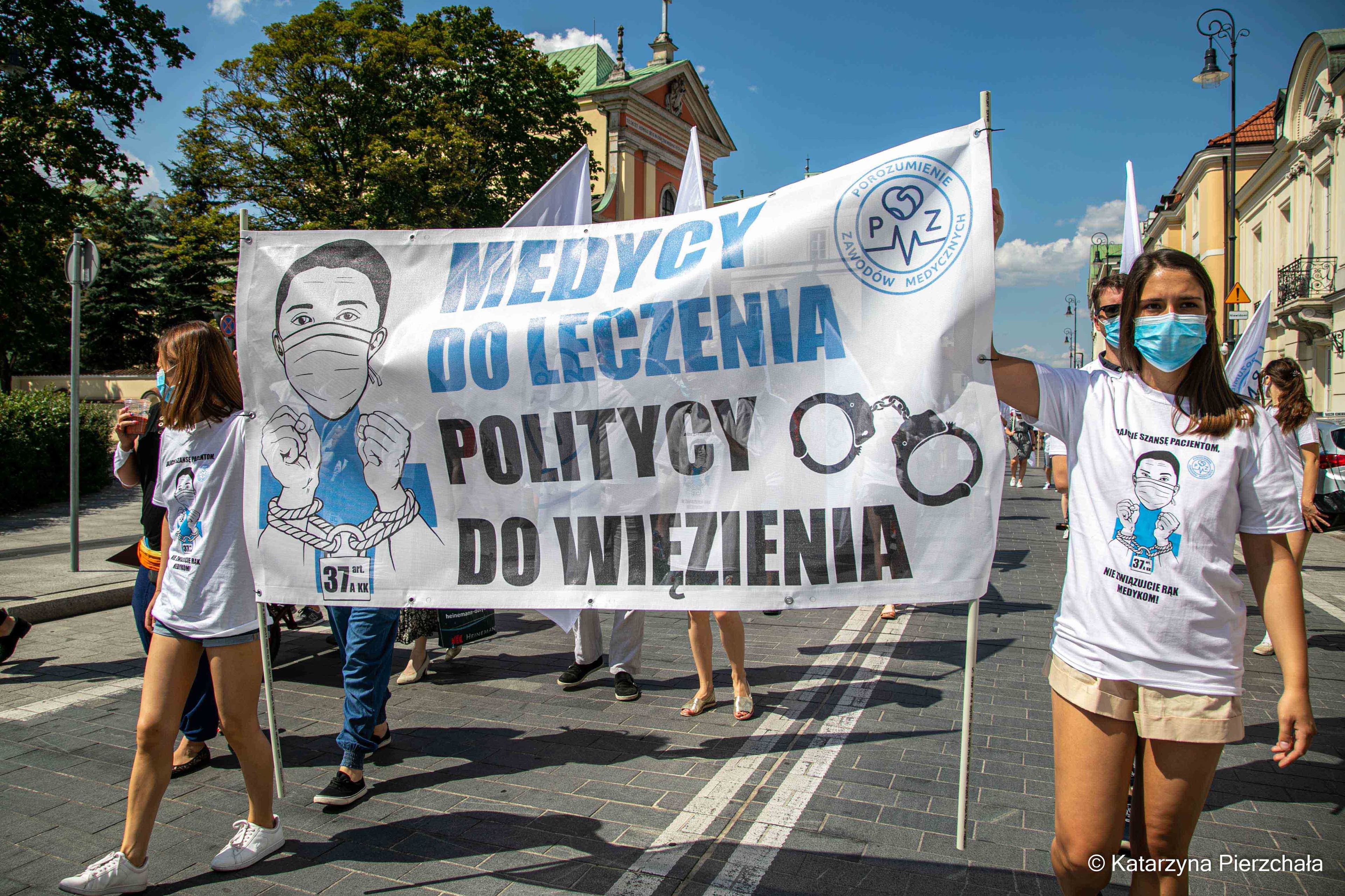 Warszawa, 8.08.2020. "Dajcie szansę pacjentom, nie związujcie rąk medykom". Protest przeciwko zaostrzeniu kar za popełnienie błędu medycznego