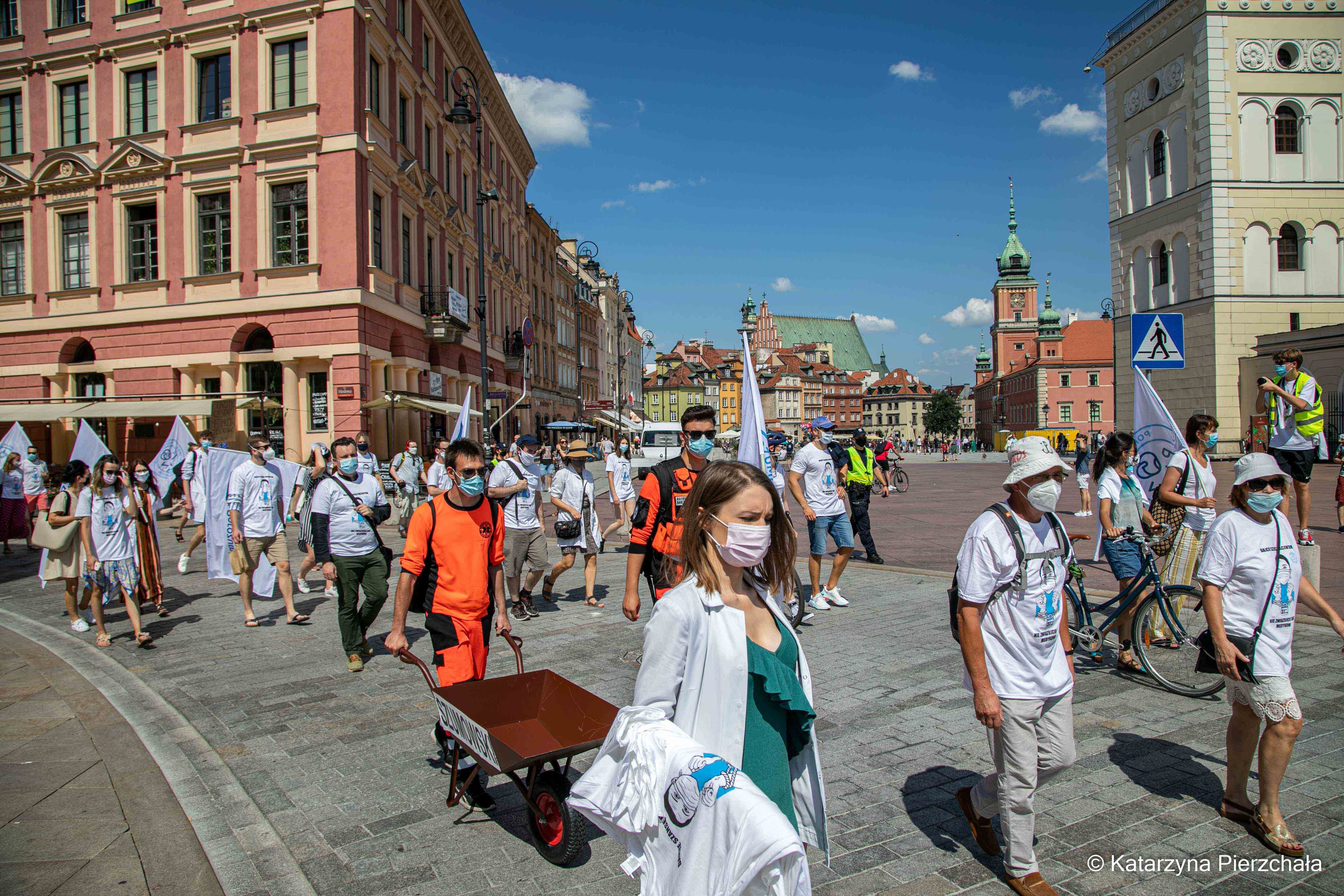 Warszawa, 8.08.2020. "Dajcie szansę pacjentom, nie związujcie rąk medykom". Protest przeciwko zaostrzeniu kar za popełnienie błędu medycznego
