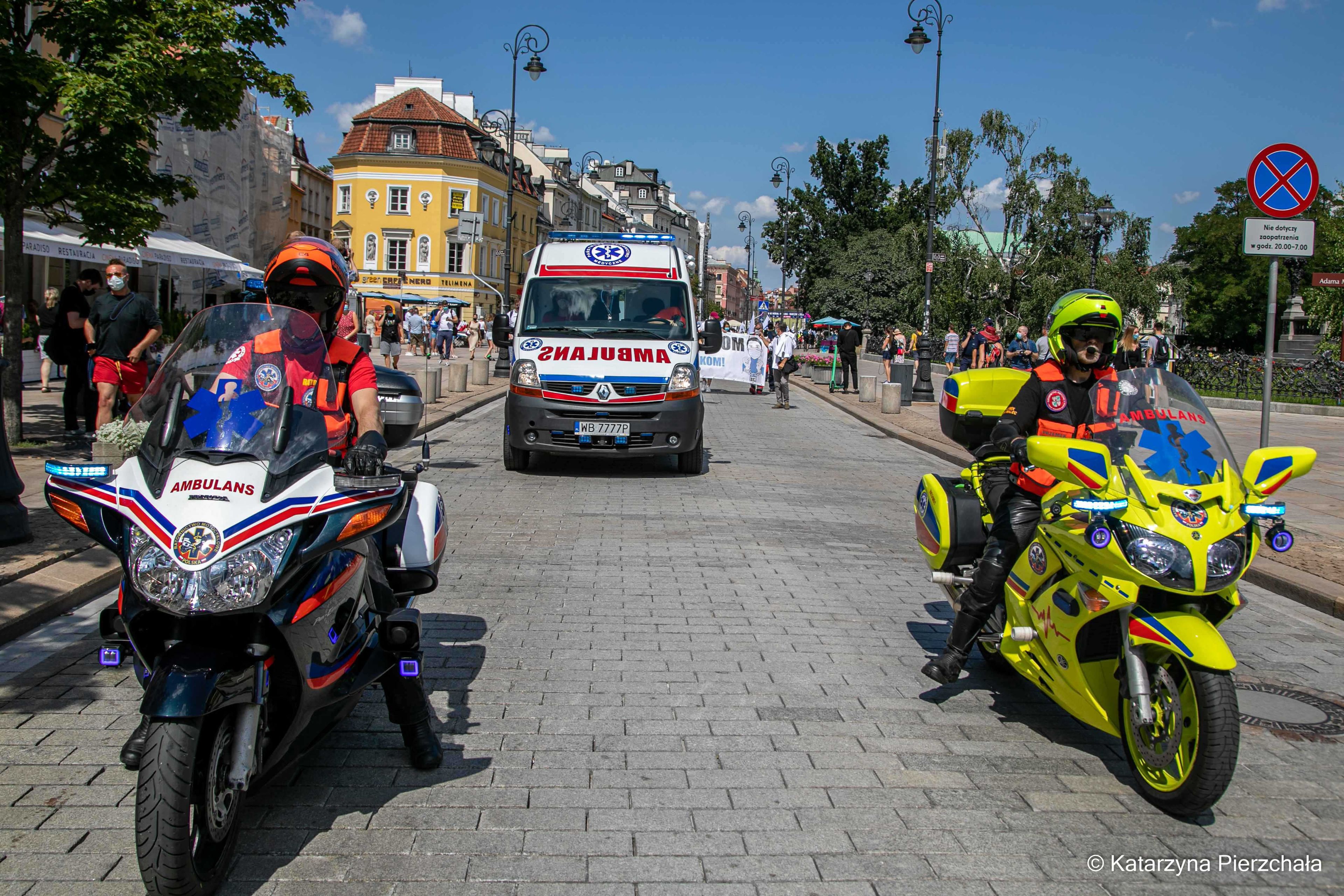 Warszawa, 8.08.2020. "Dajcie szansę pacjentom, nie związujcie rąk medykom". Protest przeciwko zaostrzeniu kar za popełnienie błędu medycznego