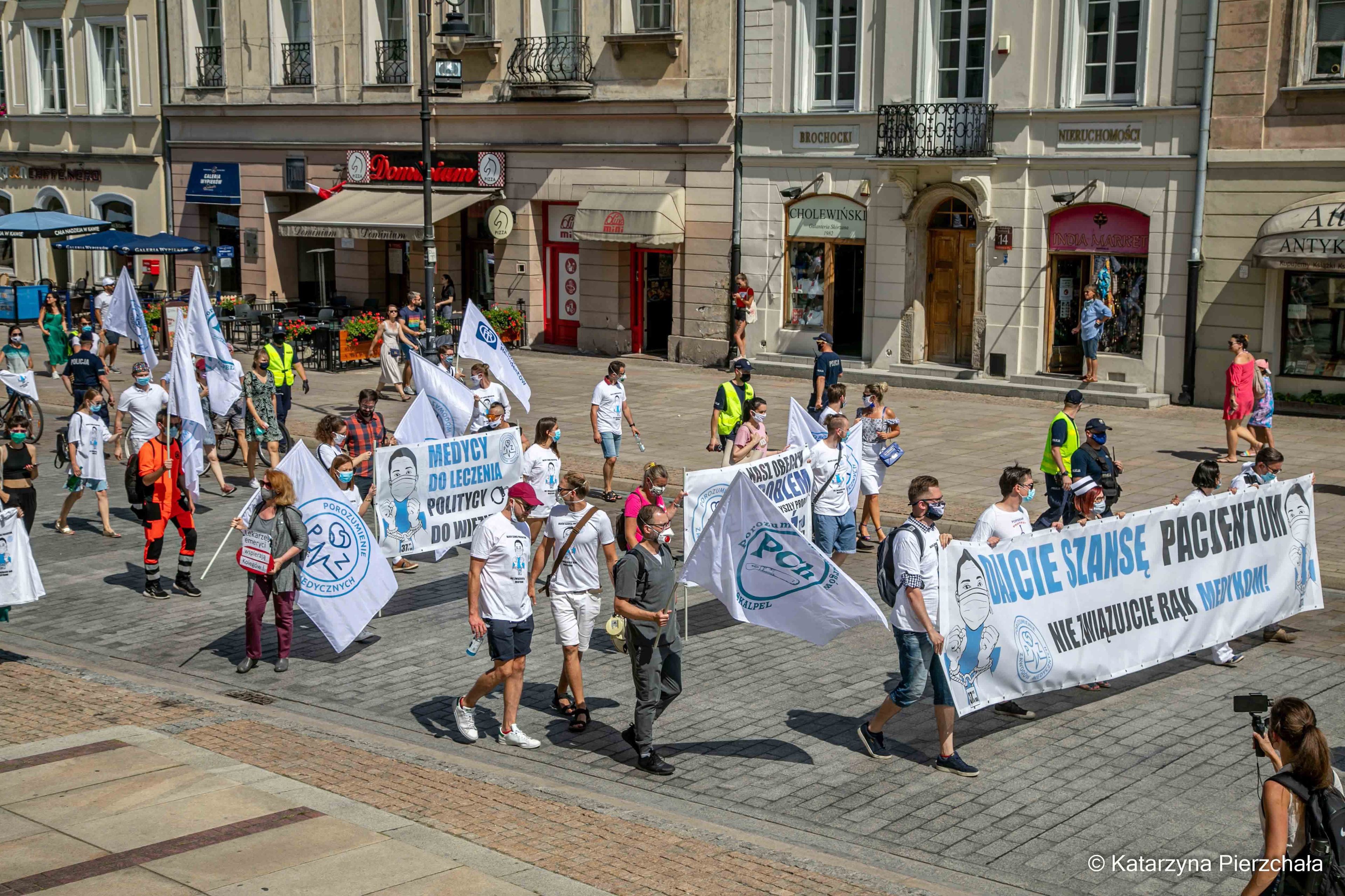 Warszawa, 8.08.2020. "Dajcie szansę pacjentom, nie związujcie rąk medykom". Protest przeciwko zaostrzeniu kar za popełnienie błędu medycznego