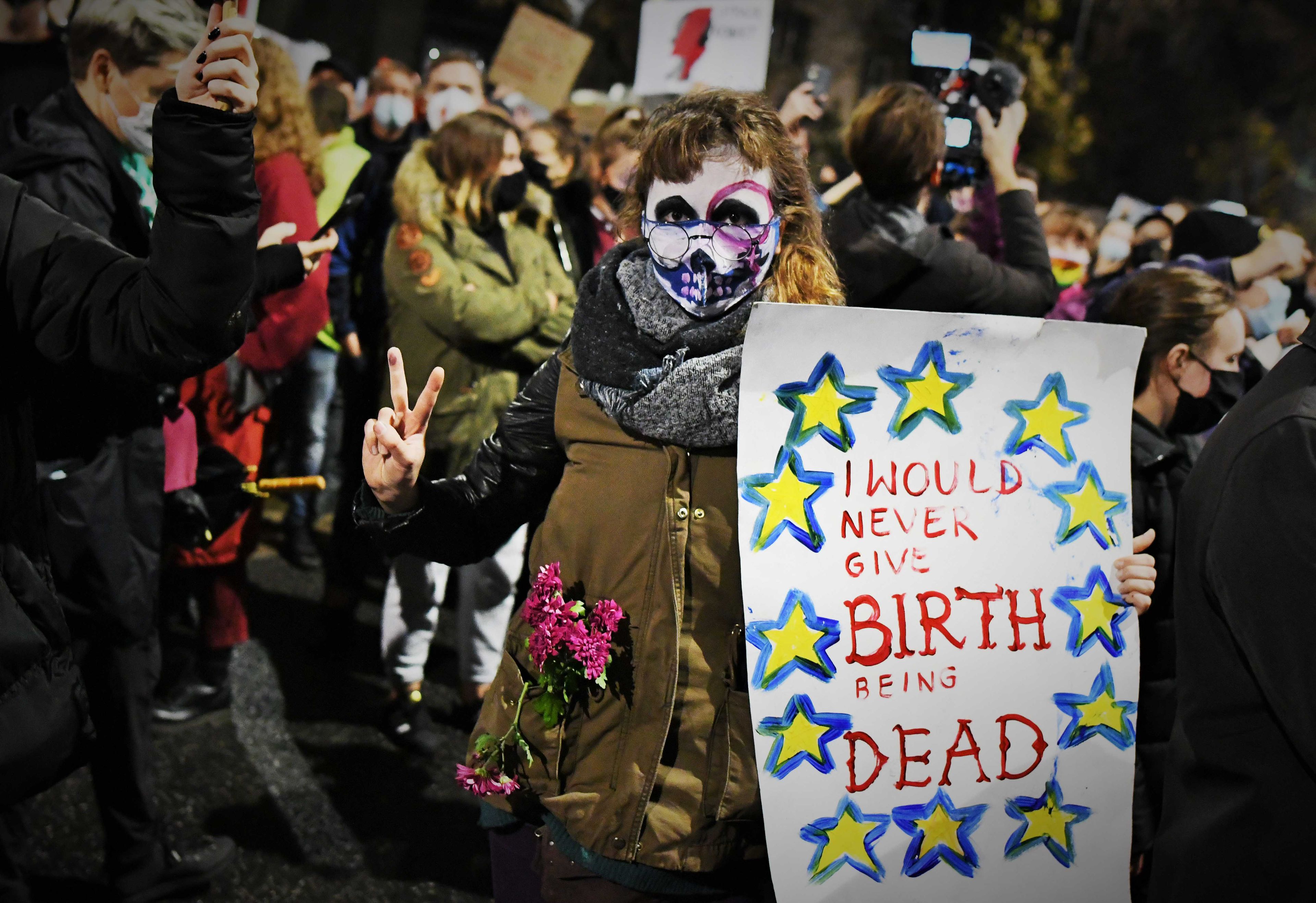Warszawa, 23.10.2020. Pod domem Jarosława Kaczyńskiego zgromadziły się tysiące osób. Spontaniczny przemarsz przeszedł ulicami miasta, dotarł pod rządowe rezydencje opodal Belwederu