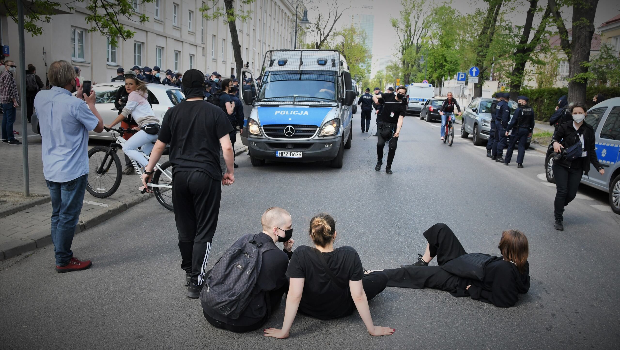Warszawa, 15.05.2021. Protest pod ambasadą Izraela. Uczestnicy wyrażają solidarność z Palestyńczykami i sprzeciwiają się działaniom Izraela w Strefie Gazy