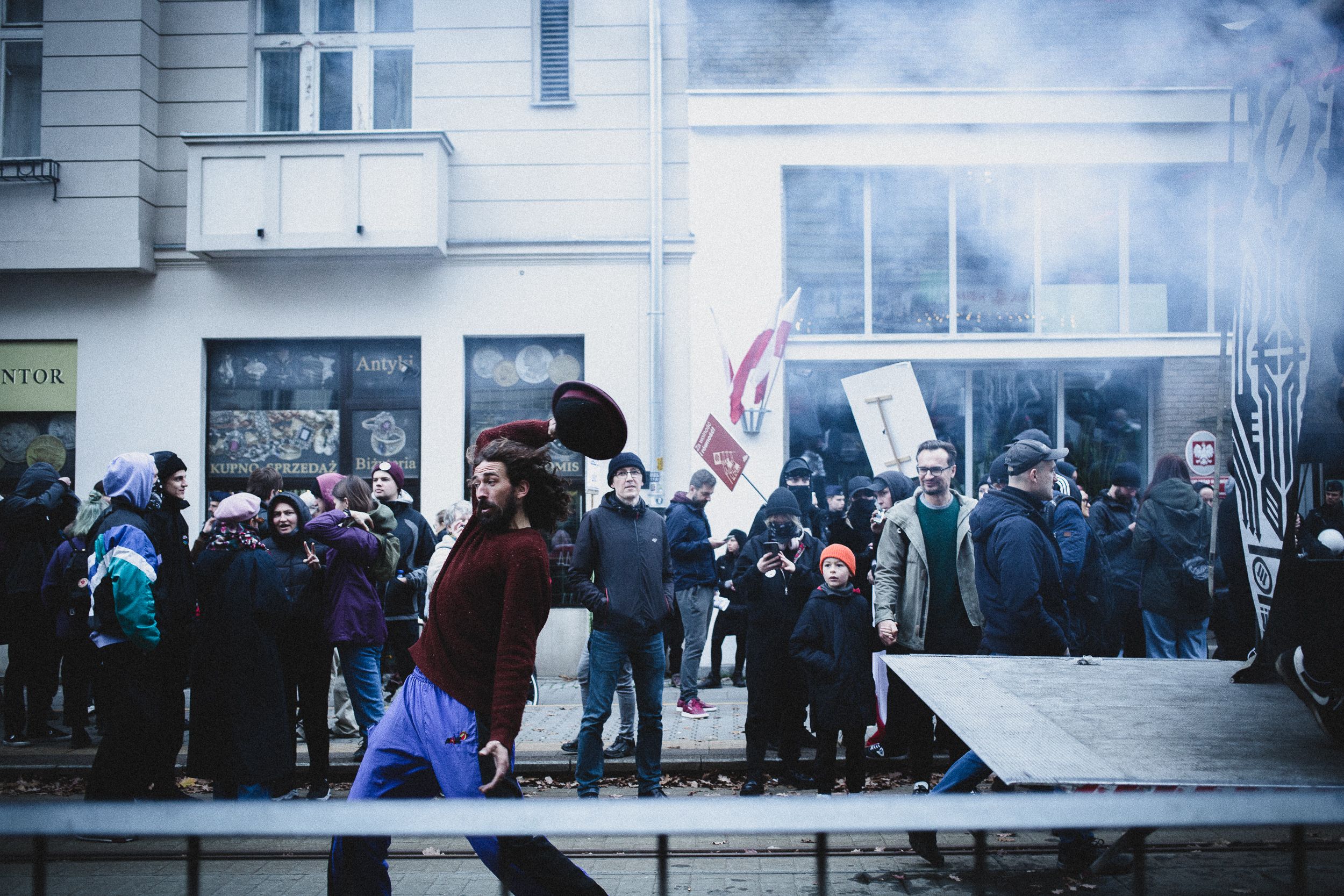 Ulicami Warszawy przechodzi antyfaszystowski marsz „Za wolność naszą i waszą”