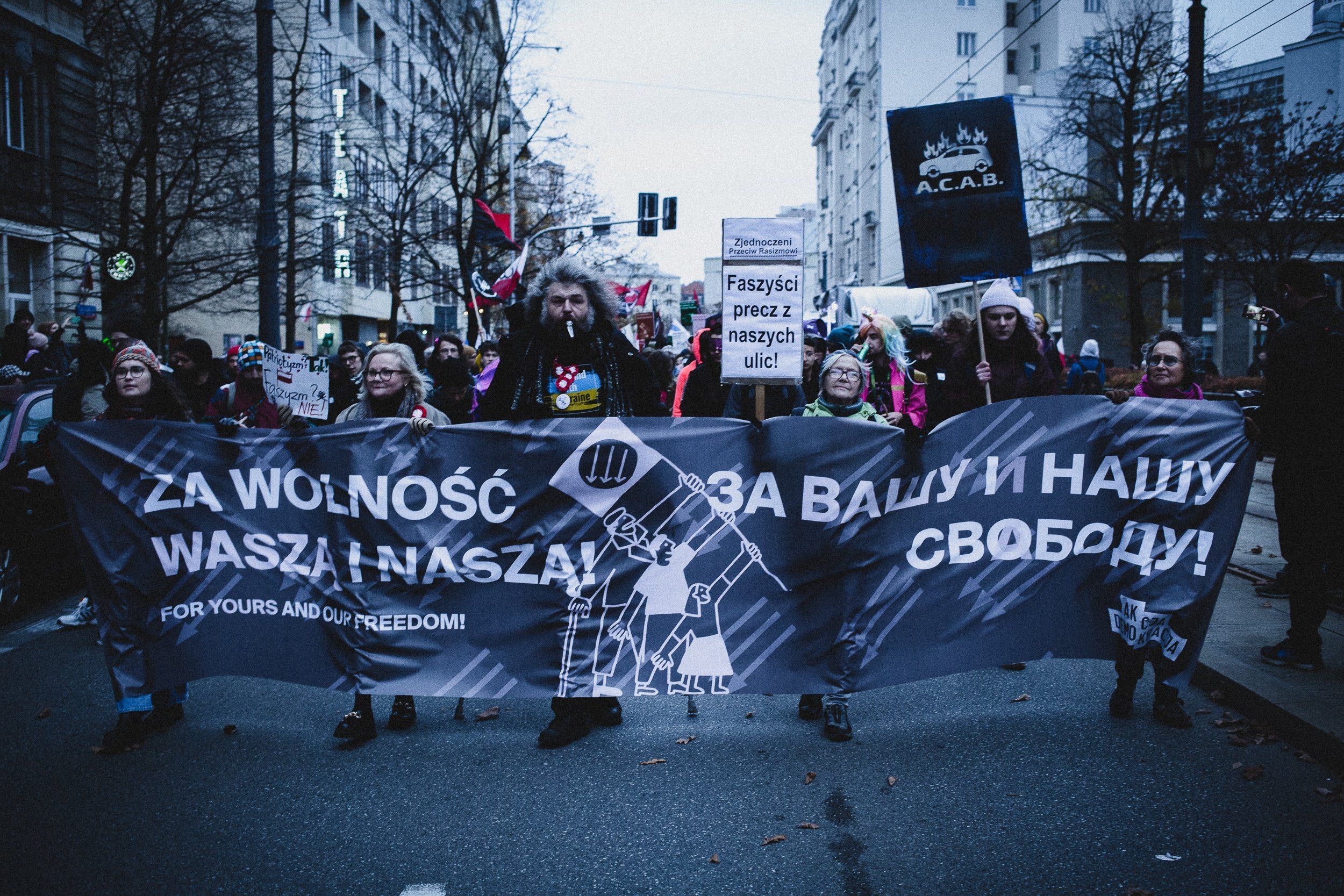 Ulicami Warszawy przechodzi antyfaszystowski marsz „Za wolność naszą i waszą”